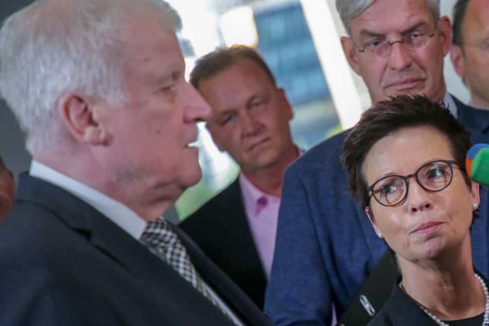 Seehofer und Cordt treten nach einer Sondersitzung des Bundestags-Innenausschusses zur Bamf-Affäre vor die Presse.