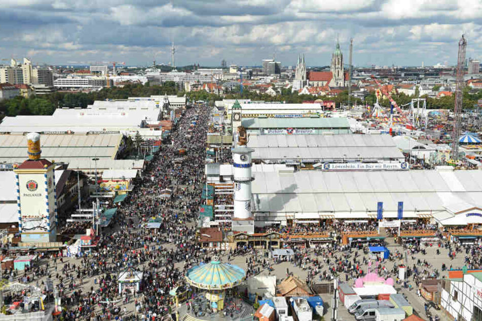 Am Sonntag wurde die Münchner Wiesn von einem heftigen Unwetter heimgesucht. (Archivbild)