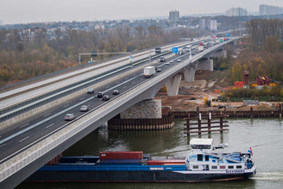 Die ersten Fahrzeuge fuhren bereits schon über die neue Schiersteiner Brücke.