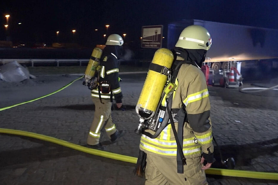 Seit kurz vor halb 6 Uhr ist die Feuerwehr im Einsatz.