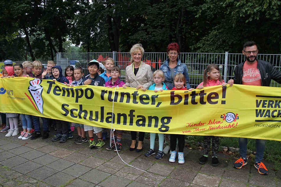 Die Schüler der Riethschule in Erfurt und die Verkehrsministerin brachten das großflächige Banner an.