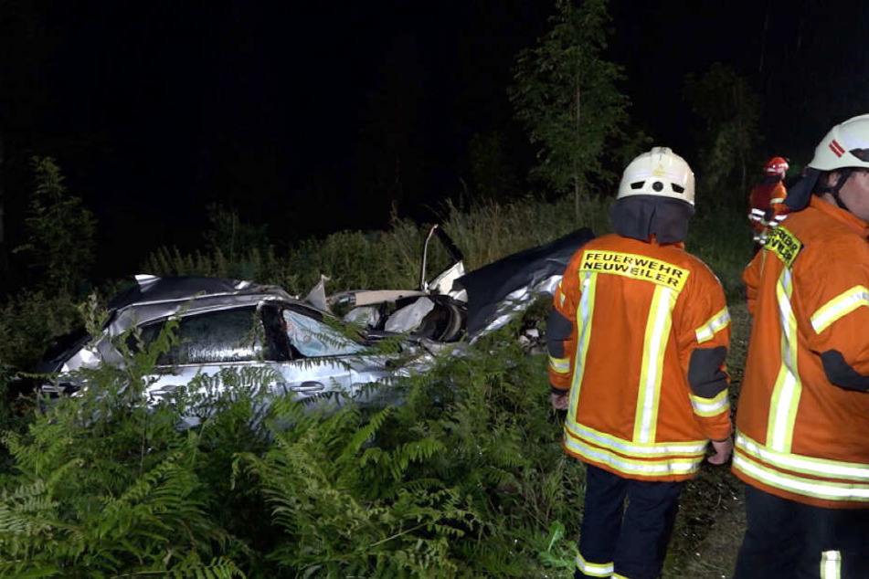 Die Rettungskräfte konnten die beiden Insassen nur noch tot bergen.