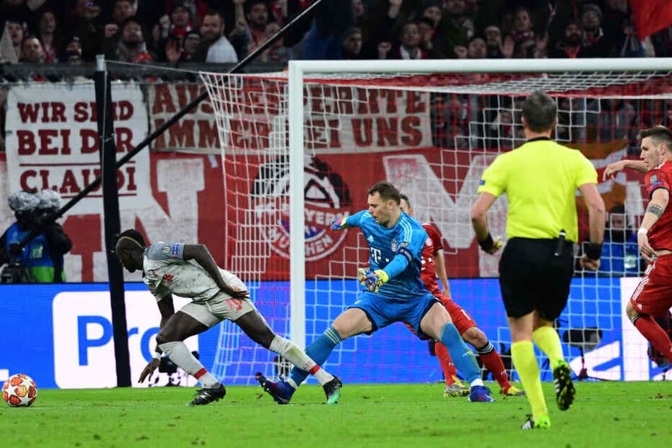 Sadio Mané (l) kurvt um Manuel Neuer und trifft anschließend.