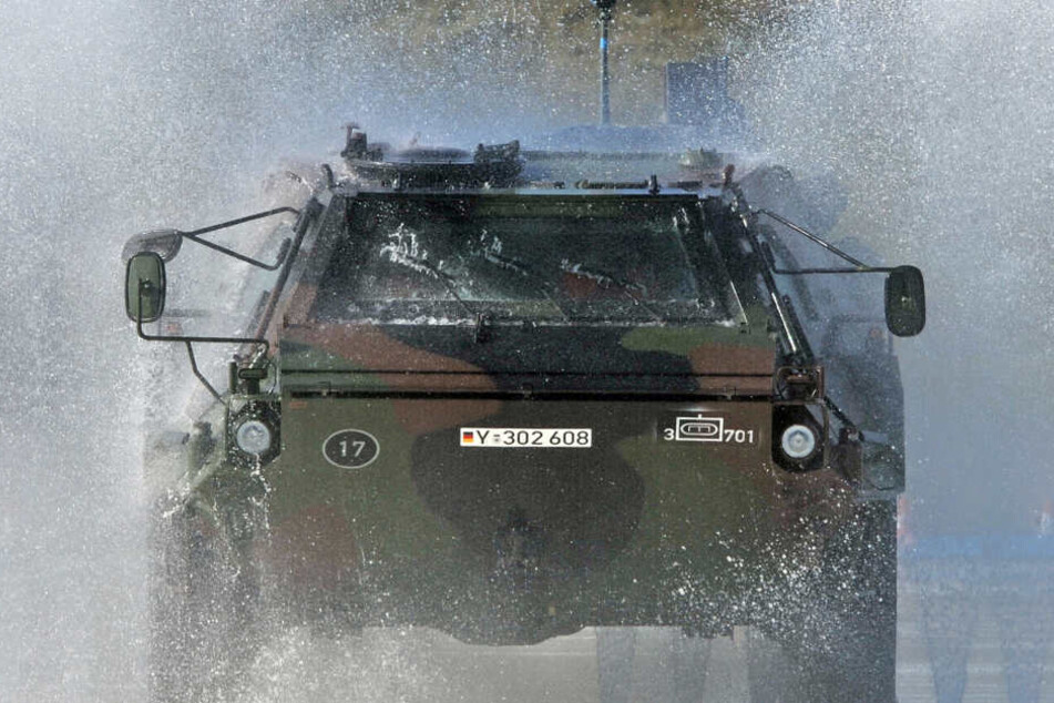 Offenbar ist es nicht schwer, einen "Fuchs"-Panzer aufzubrechen und Waffen unbemerkt wegzuschaffen.