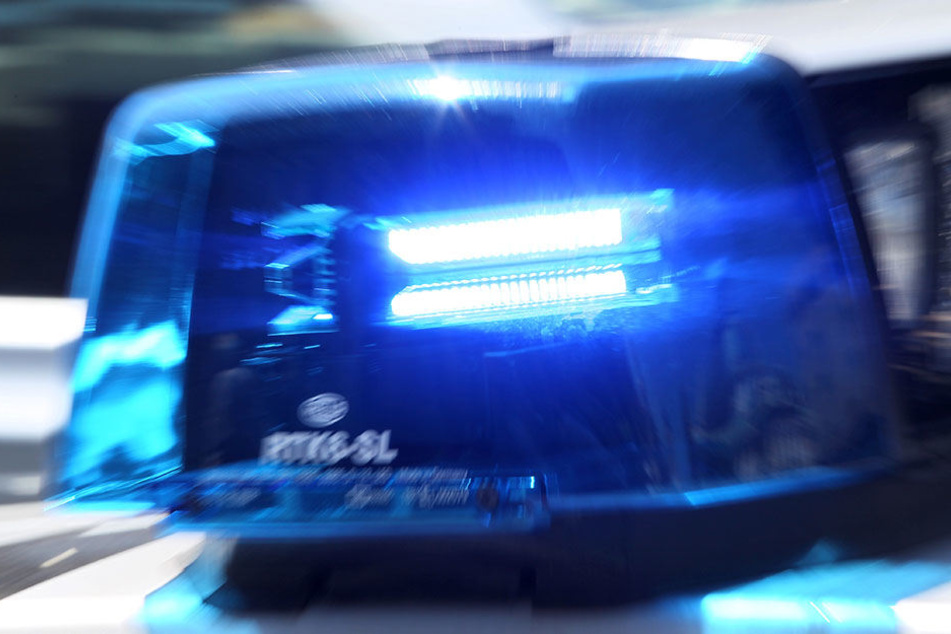 Sturzbetrunken setzte sich ein Mann in Limbach-Oberfrohna hinters Steuer und schrottete seinen Renault Clio,