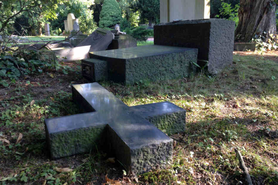 Die Täter klauten die Bronzeplatten auf einem Friedhof in Gründau (Symbolbild).