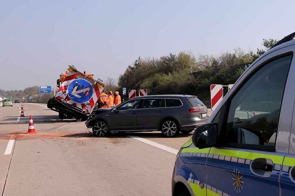 Der VW Passat war mit hoher Geschwindigkeit auf den Schilderwagen aufgefahren.