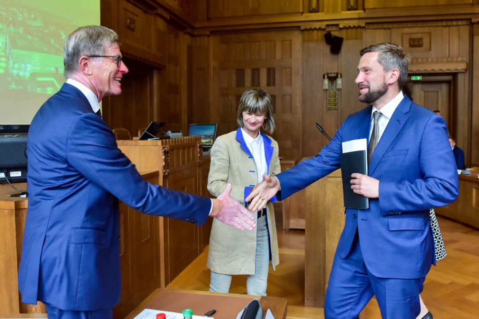 Wirtschaftsminister Martin Dulig (43, SPD), OB Barbara Ludwig (55, SPD) und Bahn-Boss Eckart Fricke (60, v.re.) beim Bahngipfel im Chemnitzer Rathaus.