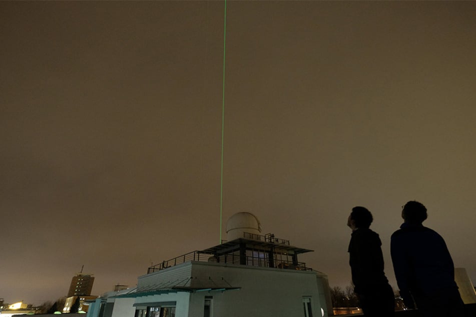 Je nach Wetterlage sieht man in Leipzig immer wieder einen grünen Laserstrahl. Doch wo kommt der eigentlich her?