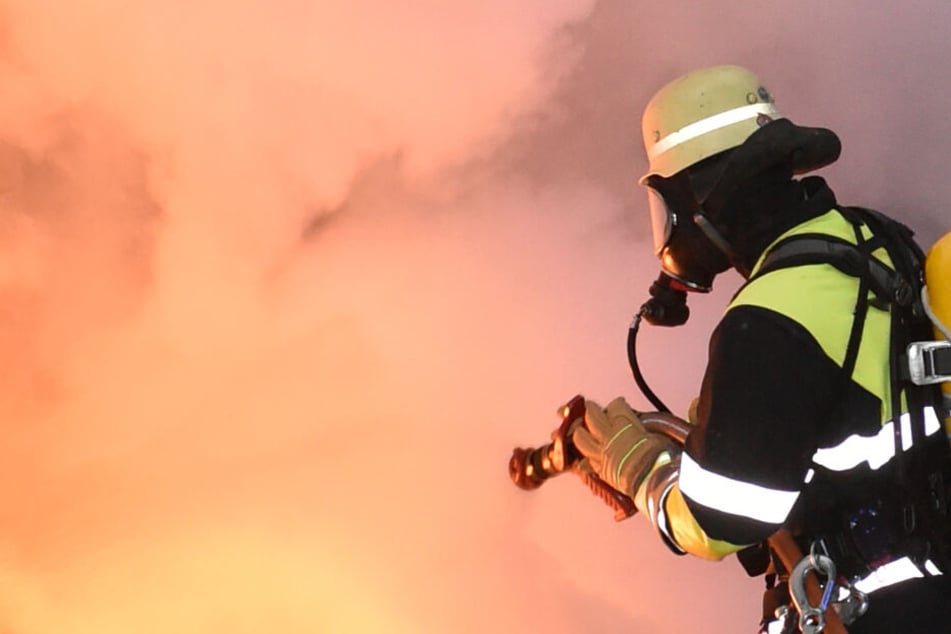 Das Feuer konnte von den Feuerwehrleuten schnell unter Kontrolle gebracht werden. (Symbolbild)