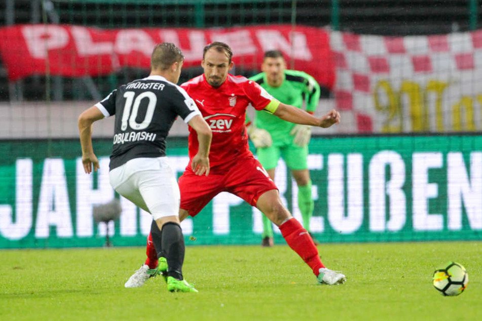 Martin Kobylanski (Münster) im Zweikampf mit Toni Wachsmuth.