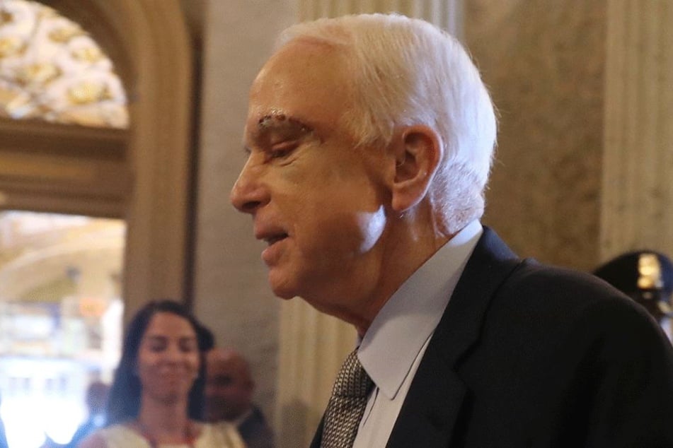 Unfassbar: John McCain, mittlerweile 80 Jahre alt, erscheint kurz nach seiner Hirn-Tumor-Entfernung beim Senat und hält eine Rede, als wäre es nichtmal eine Erkältung gewesen.