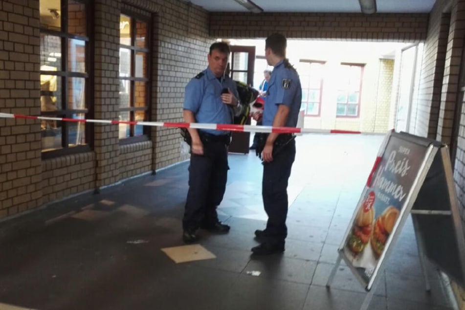 Die Einsatzkräfte sperrten vor Ort die Eingänge zum S- und U-Bahnhof ab.