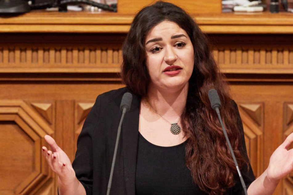 Cansu Özdemir spricht während einer Sitzung der Hamburgischen Bürgerschaft im Rathaus. (Archivbild)
