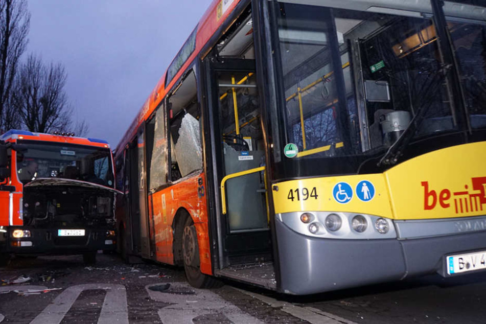 Der Busfahrer wurde durch den Unfall schwer verletzt.