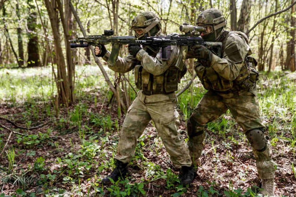 Nächtlicher Schock Soldaten ballern mit Maschinengewehren im Wald wild