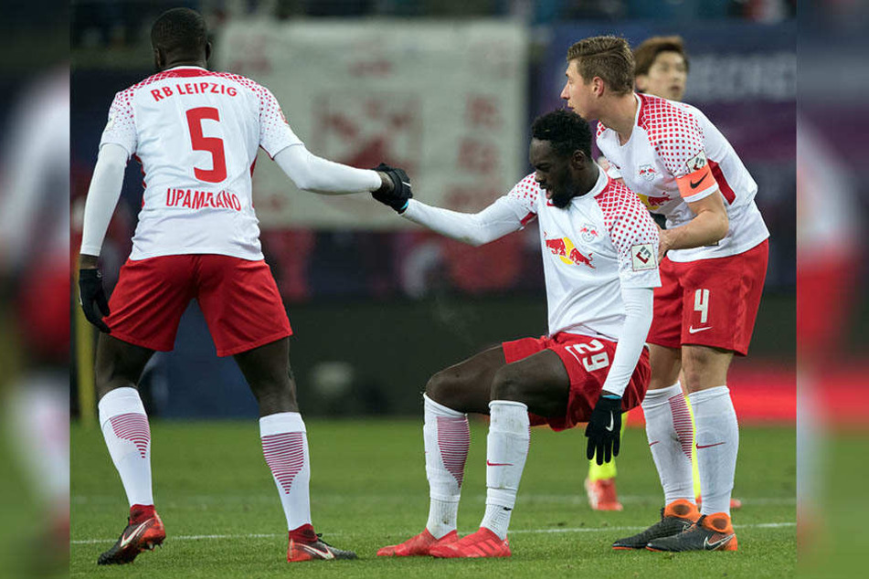 Torschütze Jean-Kevin Augustin wird von Dayot Upamecano (l.) und Willi Orban (r.) wieder auf die Beine geholfen. Ein bezeichnendes Bild der aktuellen Situation.