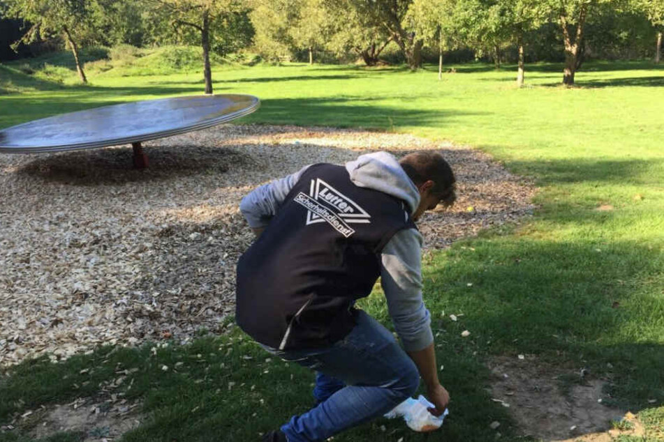 Der Sicherheitsexperte sammelt die Überbleibsel der Drogen auf.