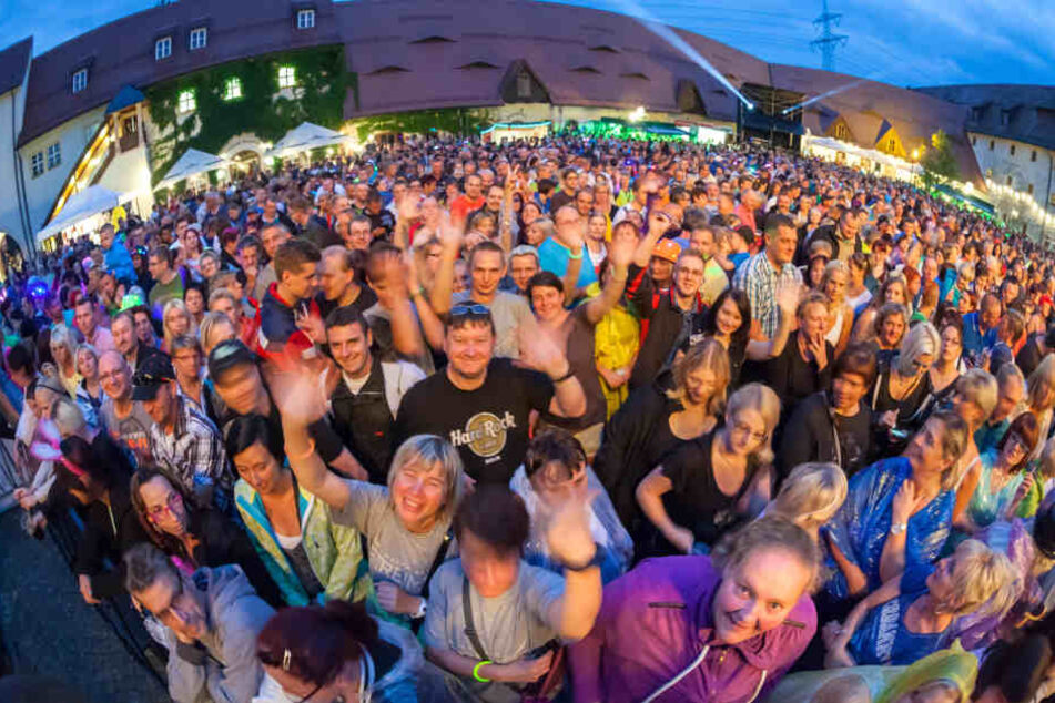 Immer volles Haus: Reim-Fans bei einem Konzert am Wasserschloss Klaffenbach (bei Chemnitz).