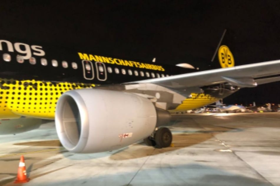 Höchststrafe: Tim Latka musste im BVB-Flieger nach Barcelona.
