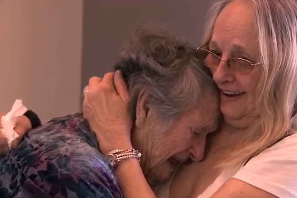 In einer rührenden Szene schließen sich Mutter und Tochter wieder in die Arme.