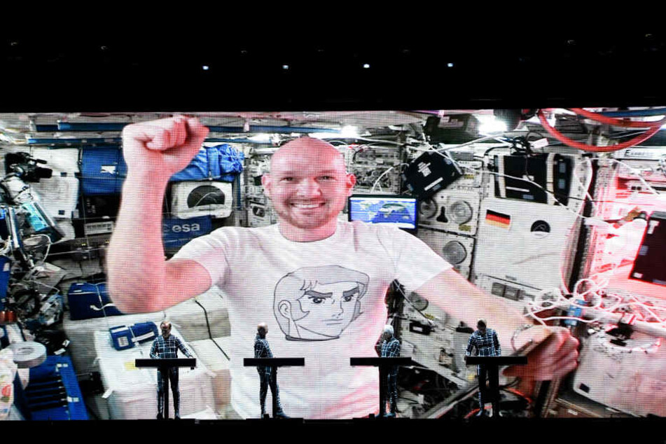 Alexander Gerst grüßt im Juli 2018 von der ISS.