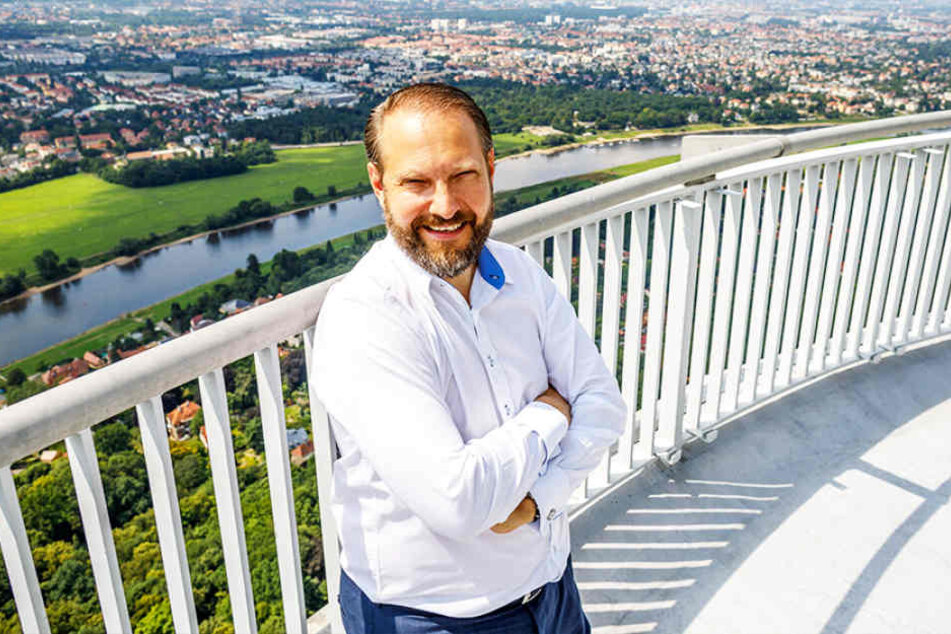 Michael Radomski (43), Chef der Uplink Network GmbH, nutzt UKW-Antennen auf dem Fernsehturm. Eine
Kontrolle verbindet er mit dem Fernsehturm-Panorama.