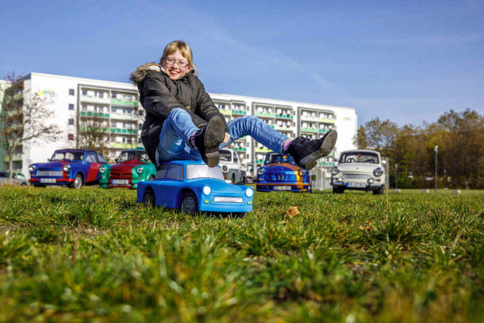 Selbst die Himpel-Kinder haben Trabi-Blut geleckt: Lina (10) fährt schon mal mit dem Trabi-Buggy Probe.