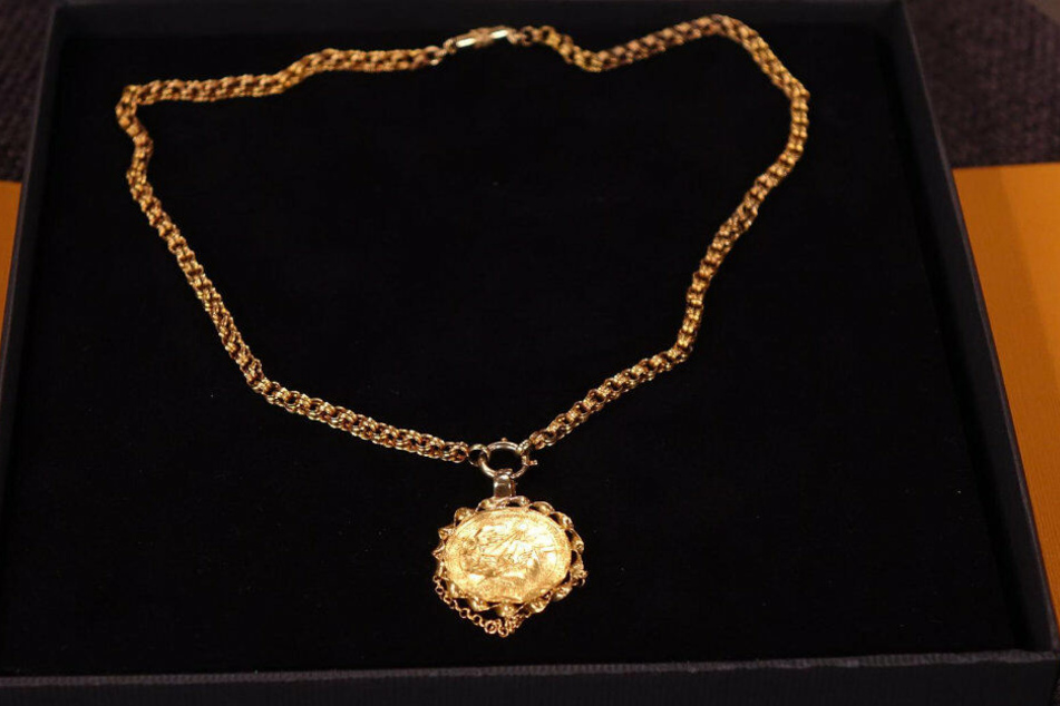 Der Golddukat von 1745 mit Kette wurde bei Bares für Rares angeboten.