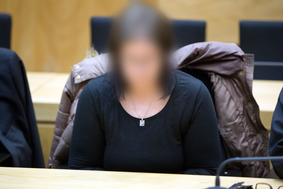 Die Angeklagte Nadine K. sitzt am 28.02.2017 im Gerichtssaal in Bielefeld an ihrem Platz