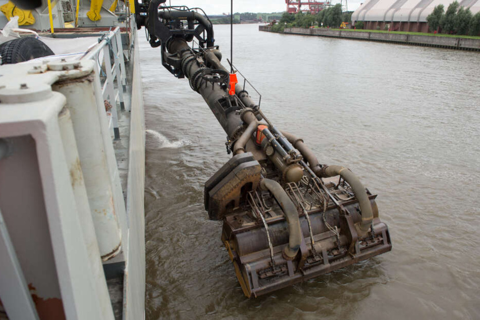 Der Saugkopf des Baggerschiffes gehört zu einem Spezialschiff, das Schlick aus der Elbe baggert und diesen anschließend in der Nordsee verklappt.