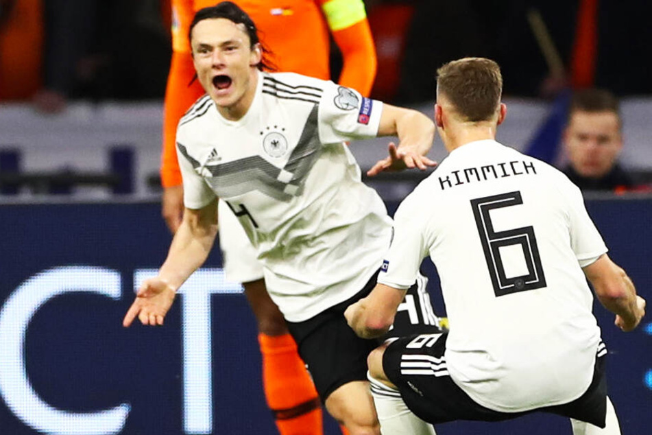 Jubel: Nico Schulz l.) schoss Deutschland mit seinem Treffer zum 3:2 im wichtigen ersten EM-Quali-Spiel in den Niederlanden zum Sieg.