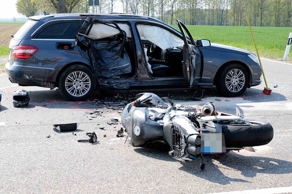 Das Motorrad ist mit voller Wucht dem Mercedes in die Seite gefahren.