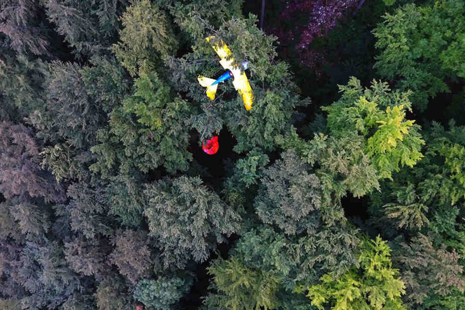 Der Pilot überlebte den Absturz zwar, konnte aber durch eine erschwerte Bergung erst nach 13 Stunden aus dem Flugzeug gerettet werden.