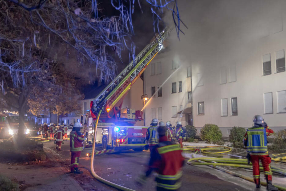 Die Bewohner des Mehrfamilienhauses konnten sich retten. Ein mensch starb jedoch.