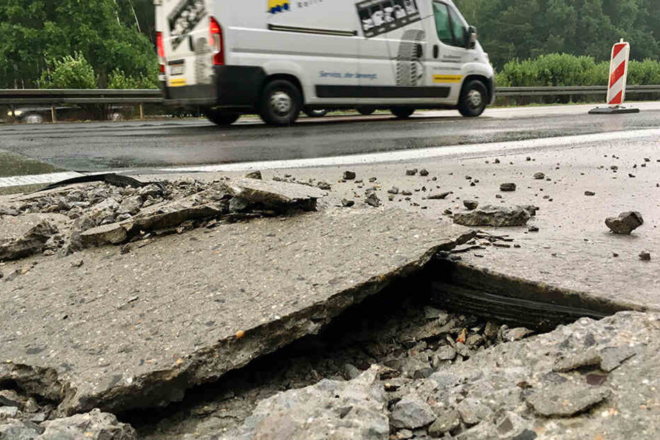 Auf viel befahrenen Autobahnen können wegen der großen Hitze großflächig die Fahrbahnen aufplatzen.
