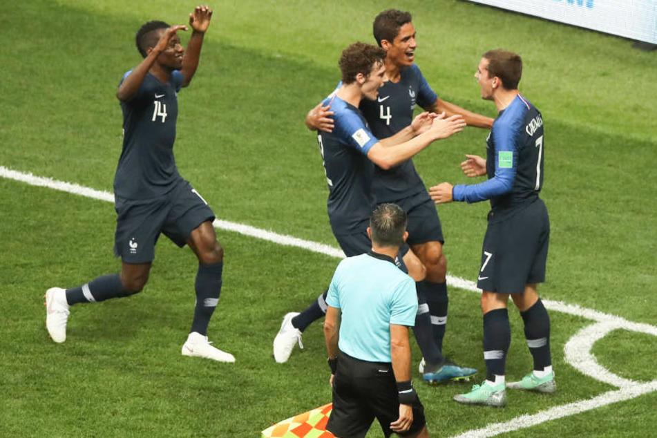 Benjamin Pavard (z.v.l.) im Kreis seiner Nationalmannschafts-Kollegen am Sonntag.