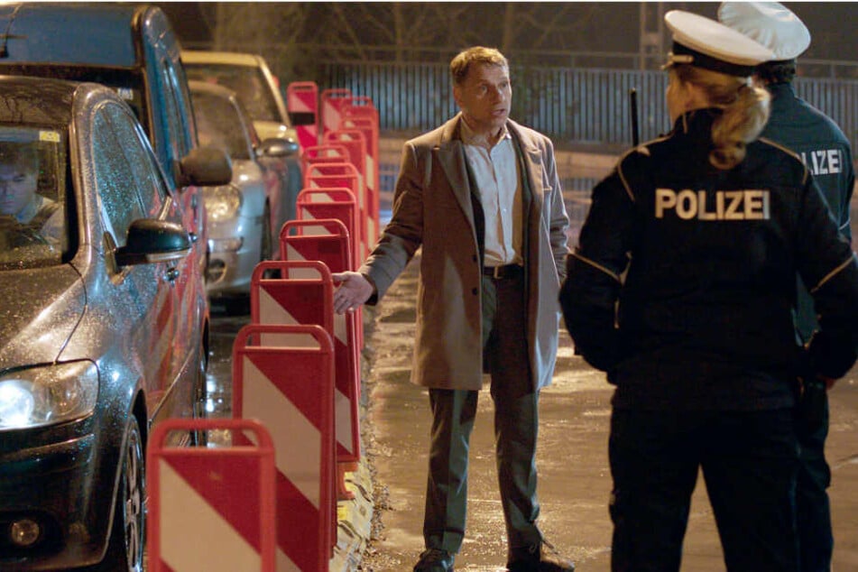 Kommissar Thorsten Lannert (Richy Müller) braucht für die Ermittlung im Stau die Unterstützung der Schutzpolizei.