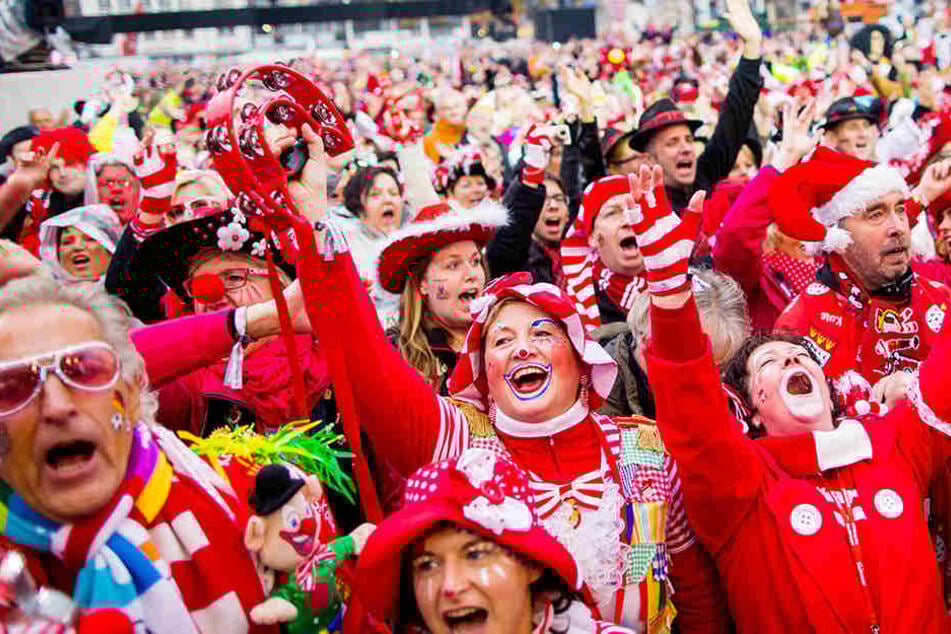 Der Straßenkarneval in Köln soll etwas mehr Ordnung bekommen.