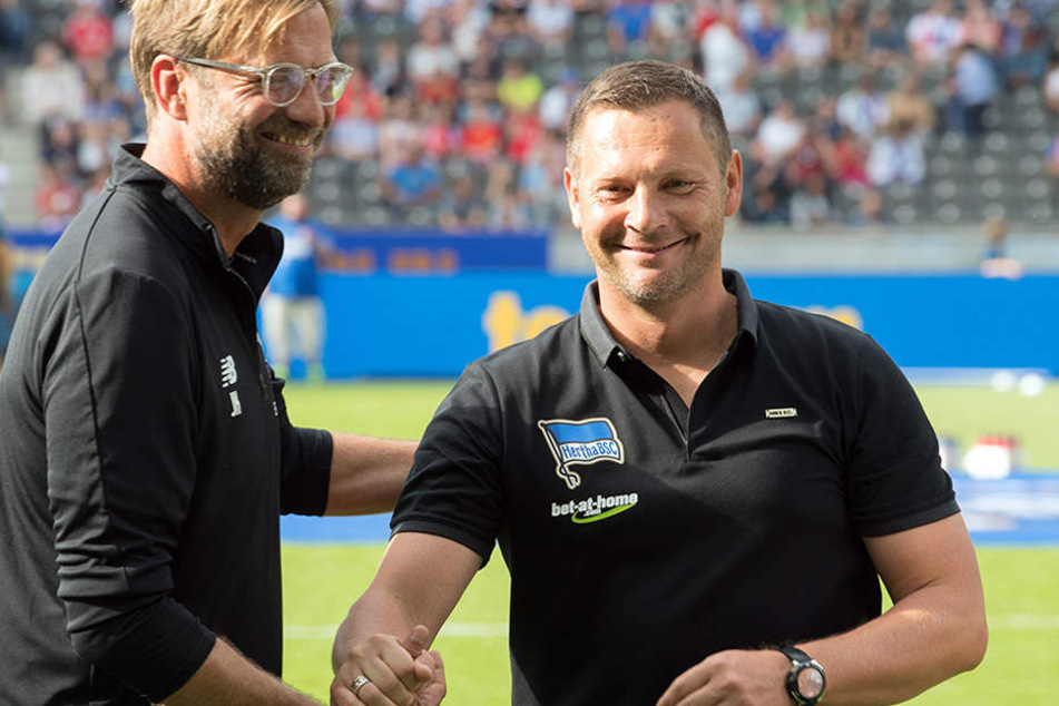 Shakehands zwischen Klopp (l) und Hertha-Trainer Pal Dardai.