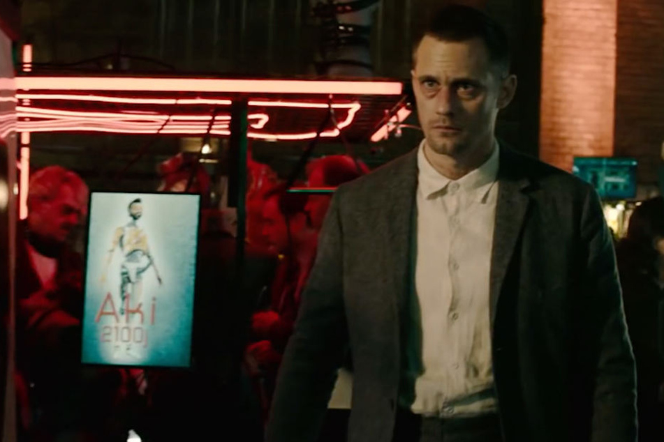 Alexander Skarsgård mimt den stummen Barkeeper Leo.