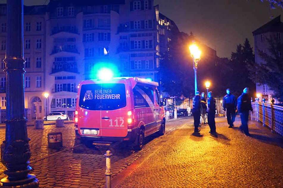 Mit einem Großaufgebot rückte die Feuerwehr an und fischte mit gemeinsamen Kräften den illegalen Schwimmer aus den Fluten.