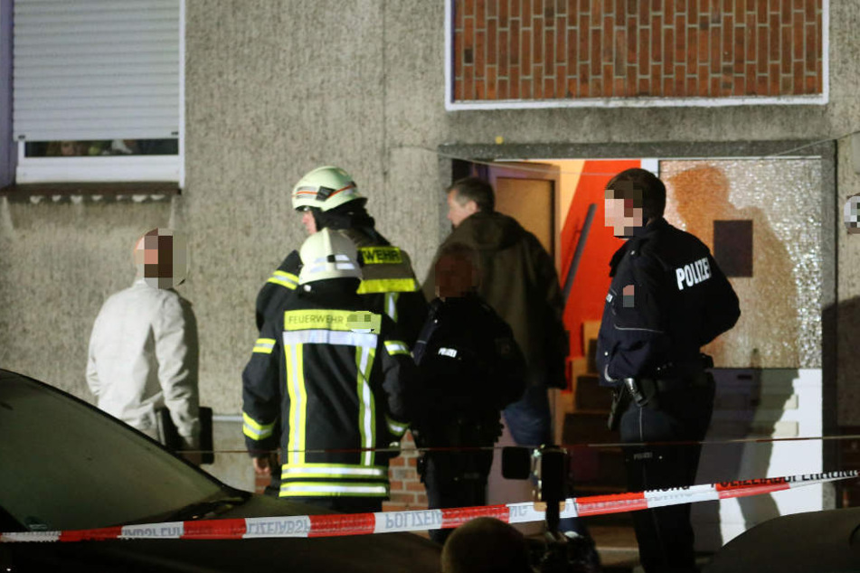 Ein Brandstifter hat am späten Donnerstagabend zwei Kinderwagen im Treppenhaus eines Mehrfamilienhauses in Leipzig-Grünau angezündet. (Symbolbild)