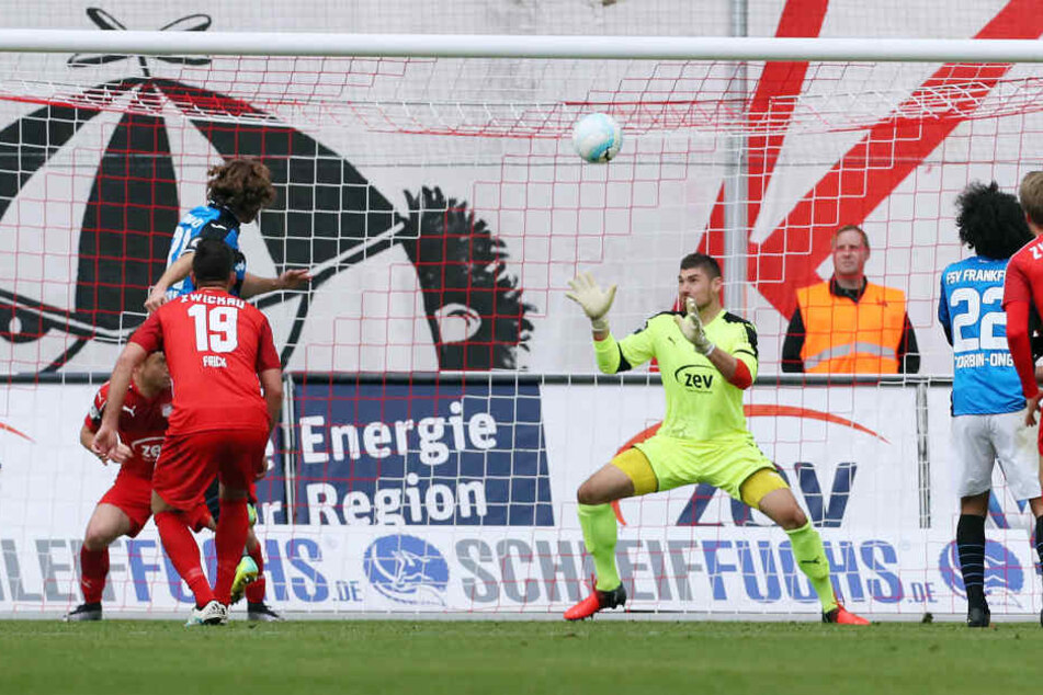 In der 72. Spielminute trifft Yannick Stark zum 0:1 für die Frankfurter.