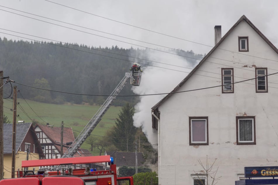 Beim Eintreffen der Feuerwehr drangen dicke Rauchschwaden aus dem Gebäude.
