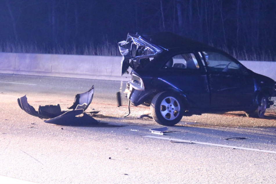 Von einem Pkw war nach dem Unfall nur noch die Hälfte übrig.