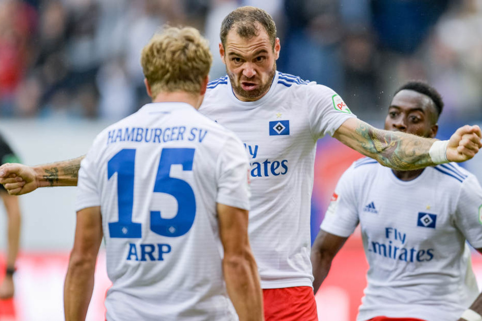 Pierre-Michel Lasogga (M) freut sich mit Vorlagengebener Jann-Fiete Arp über seinen zweiten Treffer.