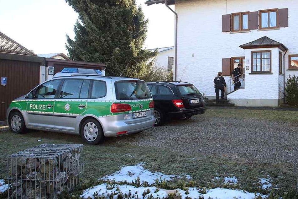Polizisten betreten am 07. Dezember ein Einfamilienhaus in Dietmannsried (Bayern).