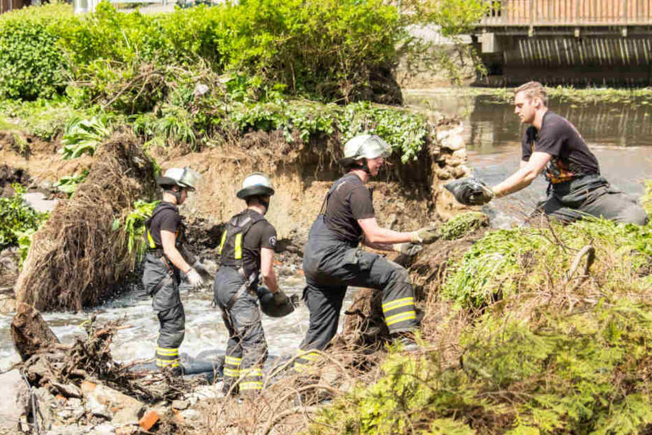 Der am Freitag von Feuerwehrleuten gelegte Damm droht nun zu brechen.