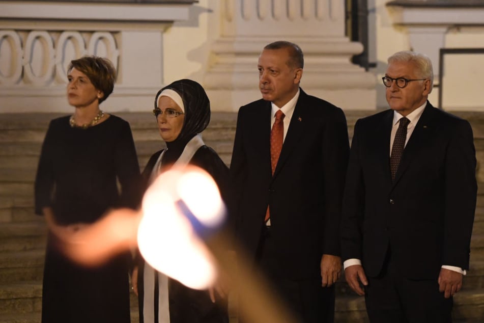 Bundespräsident Frank-Walter Steinmeier (62, v.r.), Präsident der Türkei Recep Tayyip Erdogan (64), seine Frau Emine und Steinmeiers Frau Elke Büdenbender begrüßen vor einem Staatsbankett auf Schloss Bellevue die Gäste.